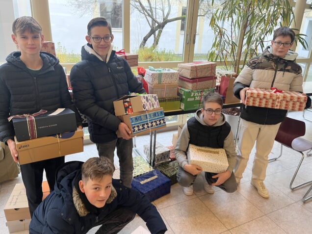 Schüler der 8a und 8b beim Verladen der Päckchen